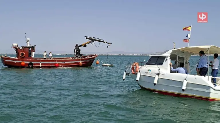 El consejero de Medio Ambiente, Industria, Universidades, Investigaci&oacute;n y Mar Menor, Juan Mar&iacute;a V&aacute;zquez, durante su visita las actuaciones de instalaci&oacute;n de los fondeaderos ecol&oacute;gicos en el Mar Menor