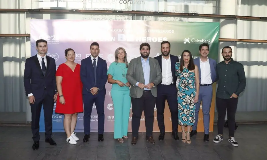 Premiados y finalistas de los premios AJE con Olga García (Caixabank), Fernando López Miras y Ginés Ángel García