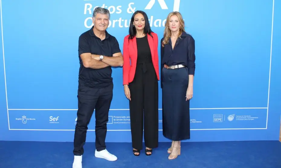 De izq. a der., Toni Nadal, la consejera Valle Miguélez, y Marisa López Aragón, directora del SEF (Foto: CARM)