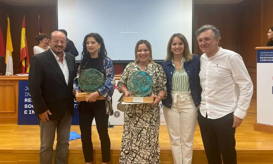 Víctor Meseguer (UCAM) junto a Vicky Martínez (Unisa), Marita Dólera (AgroDolores), Gema Alcázar (Circular Economy Consulting) y el artista Nicolás de Maya (Foto: UCAM)