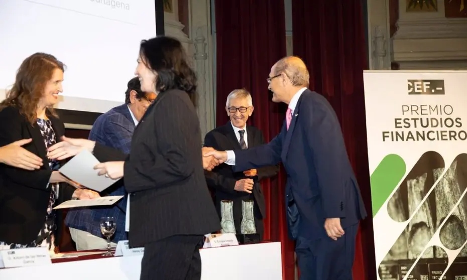 Fotografía de la entrega del accésit a los investigadores de la UPCT es del Centro de Estudios Financieros (CEF). (Foto: UPCT)