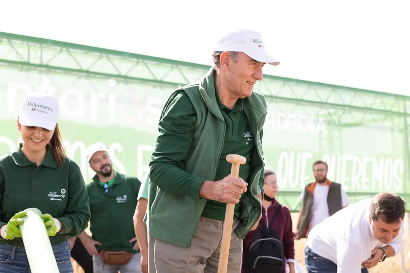 Ignacio Galán en la reforestación organizada por los voluntarios de Iberdrola