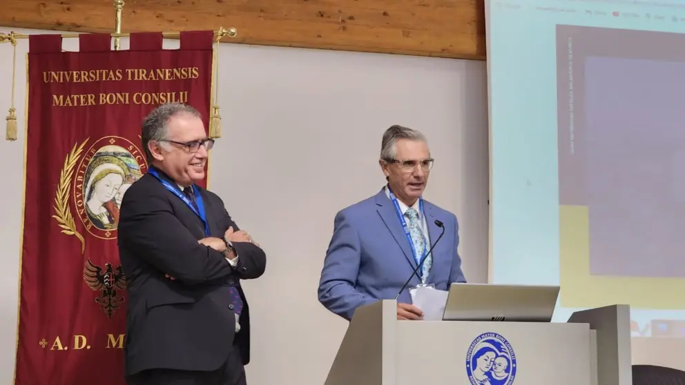 Pablo Blesa (der.) y Gonzalo Wandosell presentaron la candidatura en Albania (Foto: UCAM)