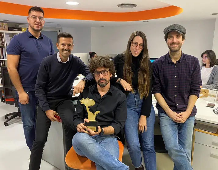 Parte del equipo directivo de Portavoz, con el premio por su campaña sobre Movember