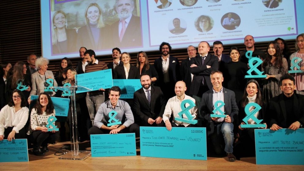 Foto de familia de los galardonados en los premios Madrid Impacta 2022