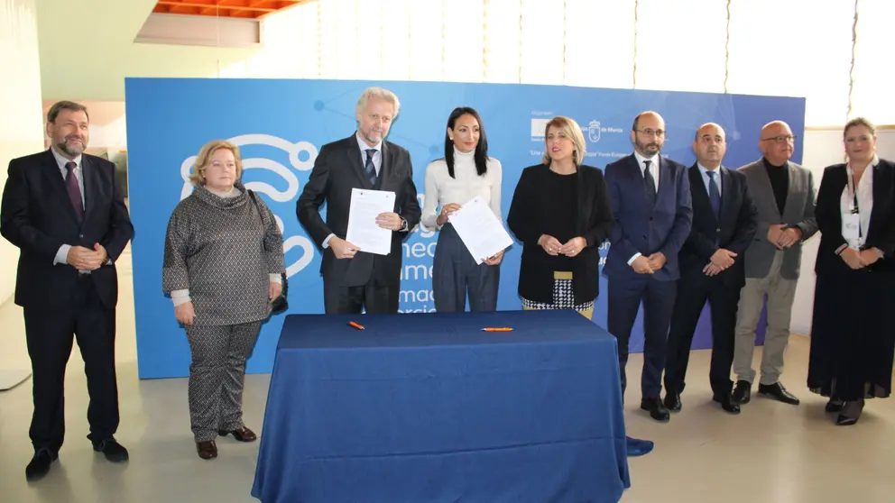 La consejera de Empresa, Empleo, Universidades y Portavocía, Valle Miguélez, y el presidente de la Federación Mundial de Trade Points, Bruno Masier, durante la firma de la 'Declaración de Cartagena' (foto: CARM)