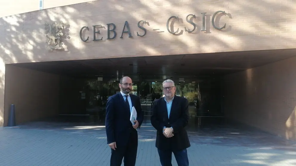 El director del INFO, Joaquín Gómez, mantuvo una reunión con el director del Cebas-Csic, Juan José Alarcón (foto: CARM)