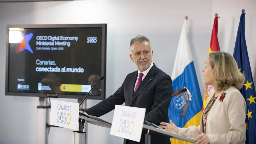 La vicepresidenta primera y ministra de Asuntos Económicos y Transformación Digital, Nadia Calviño, y el presidente del Gobierno de Canarias, Ángel Víctor Torres, durante una rueda de prensa, en la sede de Presidencia del Ejecutivo regional (Foto: Gobierno de España)