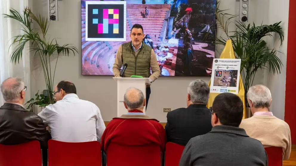 El edil de Cultura de Cartagena, Carlos Piñana, presenta el primer Belén accesible para personas con discapacidad visual (foto: Ayto. CT)