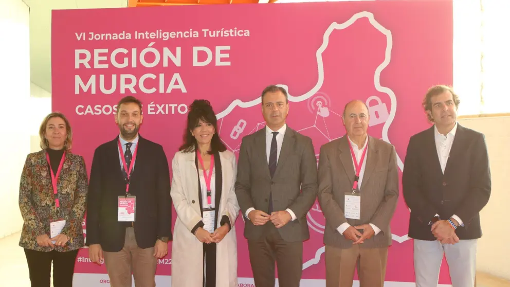 El consejero de Presidencia, Turismo, Cultura y Deportes, Marcos Ortuño, y el director del Itrem, Juan Francisco Martínez, junto a representantes del sector que asistieron a las Jornadas de Inteligencia Turística (Foto: CARM)