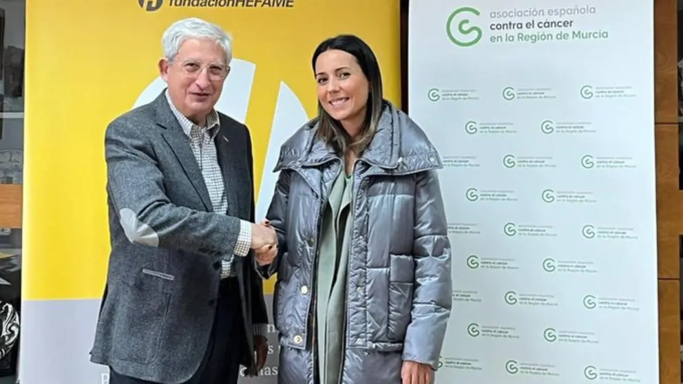 Entrega de la recaudación de los geles solidarios de Hefame a la AECC