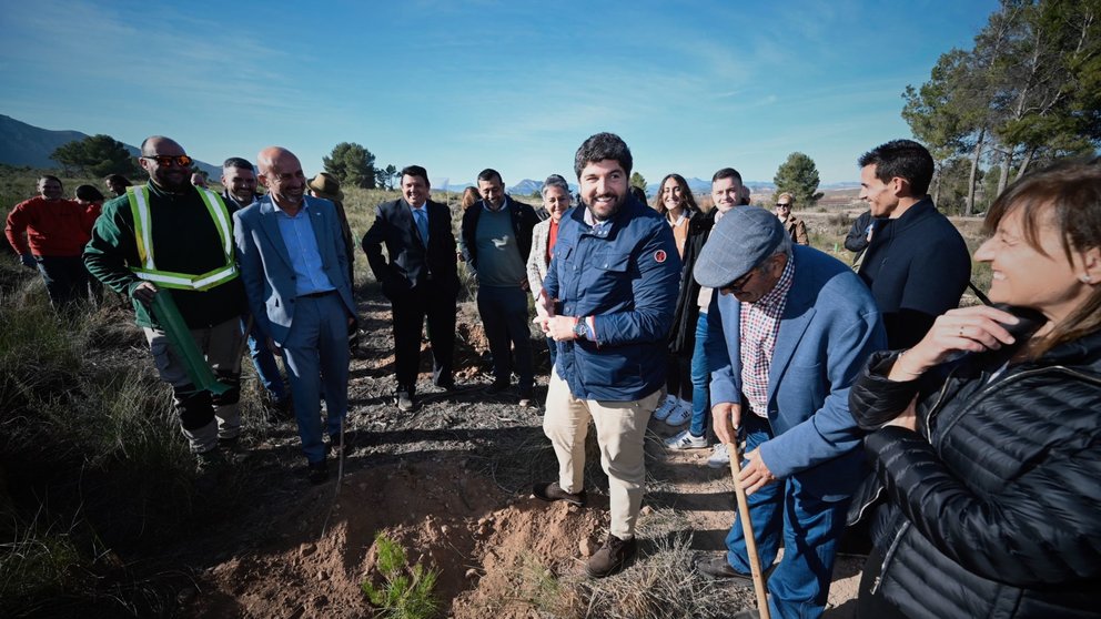 López Miras preside el acto de inauguración del proyecto 'Bosque Disfrimur' para la recuperación de suelo forestal en la sierra del Molino de Calasparra (Foto: CARM)