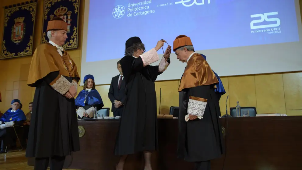 La rectora Beatriz Miguel inviste Doctor Honoris Causa a Rubén García Servet en presencia del padrino, Antonio Viedma