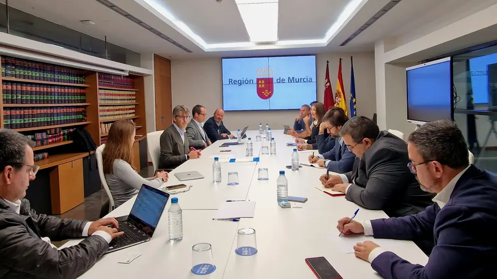 El consejero de Economía, Hacienda, Fondos Europeos y Administración Digital, Luis Alberto Marín, en un momento del encuentro con empresas tecnológicas e innovadoras (foto: CARM)