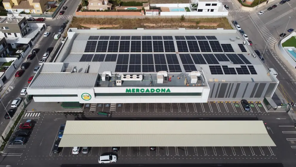 Paneles solares en las cubiertas de una tienda de Mercadona