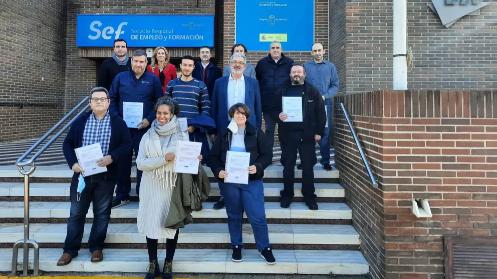 Un grupo de alumnos recibe su título tras finalizar un certificado de profesionalidad (Foto: CARM)