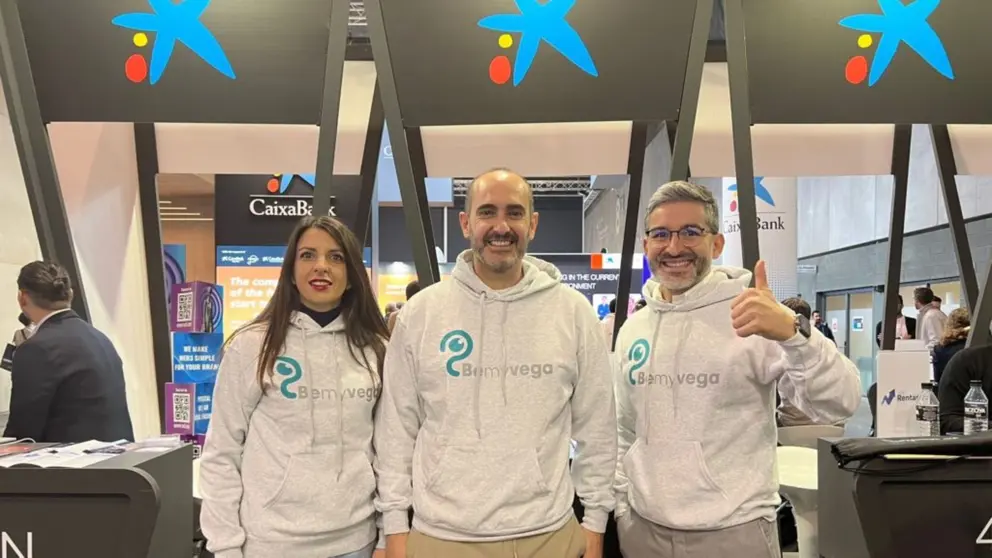 De izq. a der, Mónica Hernández y Antonio Sánchez Kaiser, co-CEO y fundadores de BeMyVega, y Ezequiel Nicolás, jefe de ventas