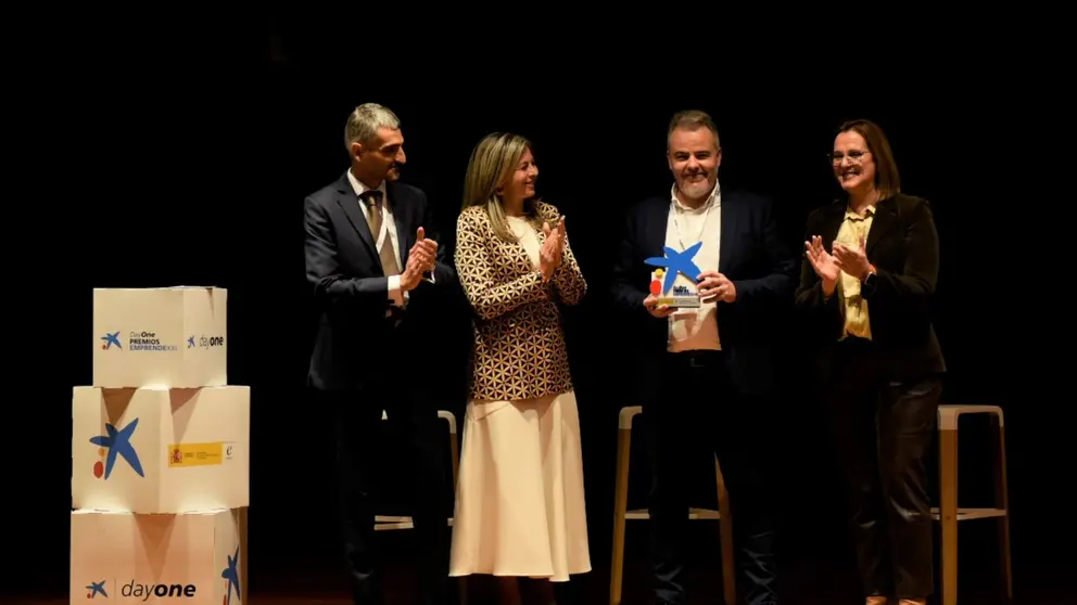 Rafa Valverde (2d) junto a Juan Manuel Garrido (Enisa), Olga García (Caixabank) e Isabel Franco (vicepresidenta regional)