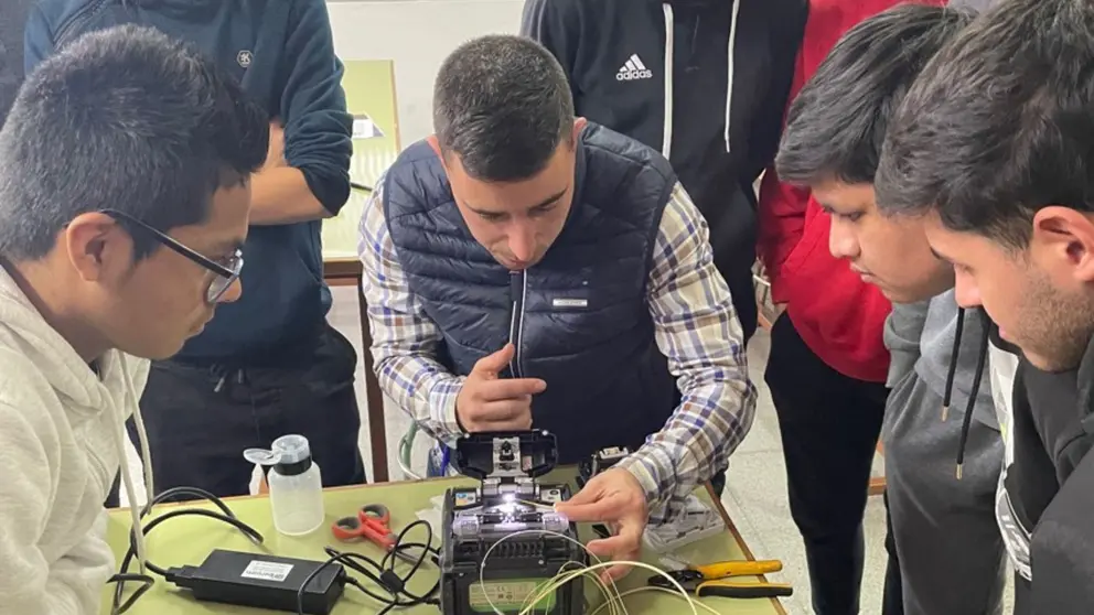 Alumnos aprendiendo a fusionar fibra óptica