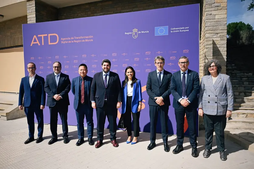 De izquierda a derecha: el director general de Informática y Transformación Digital de la Comunidad, Javier Martínez Gilabert; el director territorial de Telefónica en la zona Este, José María Casas; el director general de Huawei España, Jack Heliang; el presidente de la Comunidad, Fernando López Miras; la directora general HP España, Inés Bermejo; el consejero de Economía, Hacienda, Fondos Europeos y Administración Digital, Luis Alberto Marín; el rector de la Universidad de Murcia, José Luján, y la rectora de la Universidad Politécnica de Cartagena, Beatriz Miguel.