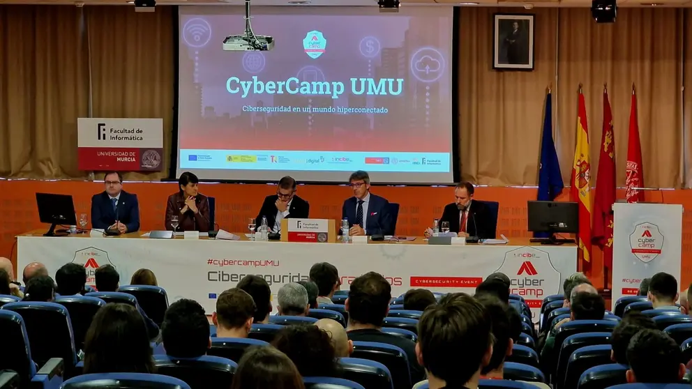 Un momento de la intervención del consejero de Economía, Hacienda, Fondos Europeos y Administración Digital, Luis Alberto Marín, durante la presentación del proyecto de ciberseguridad CyberCamp UMU