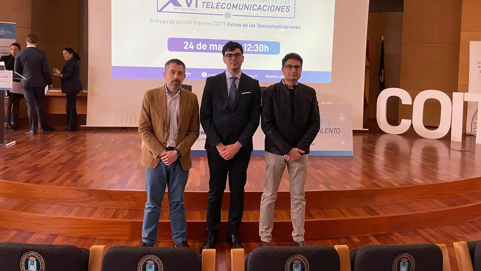 Alumno premiado junto a sus dos directores de tesis