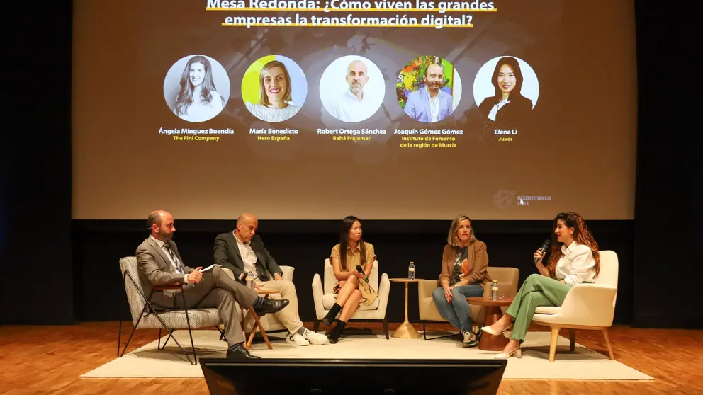 De izq. a der., Joaquín Gómez (Info), Robert Ortega (Beltá Frajumar), Elena Yi (Júver), María Benedicto (Hero España) y Ángela Mínguez (Fini) en una de las mesas redondas