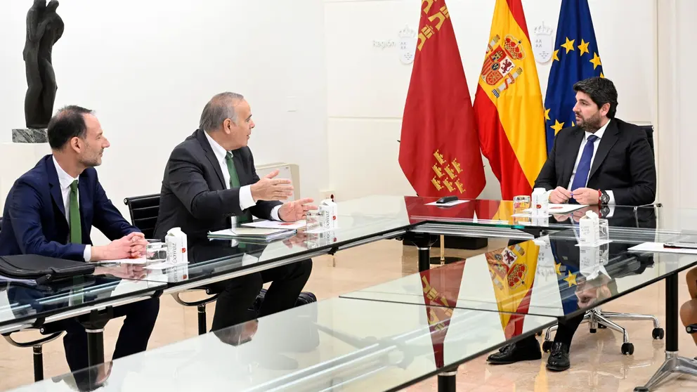 De izq. a der., Miguel Ángel Cerdán (delegado institucional de Iberdrola en la Región), Mario Ruiz-Tagle, CEO de Iberdrola España y Fernando López Miras, presidente de la CARM