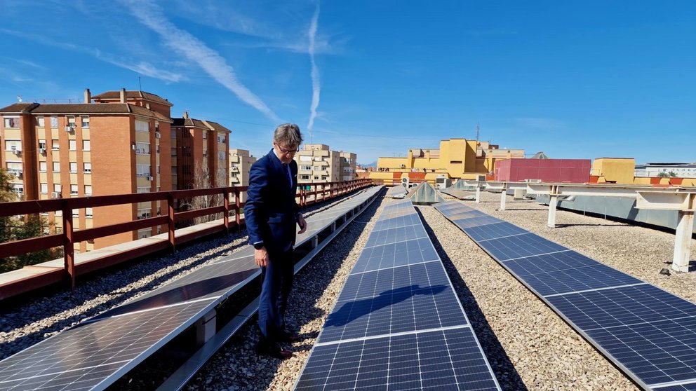 El consejero de Economía, Hacienda, Fondos Europeos y Administración Digital, Luis Alberto Marín, supervisa las placas solares instaladas en la cubierta del edificio Aseinfante.