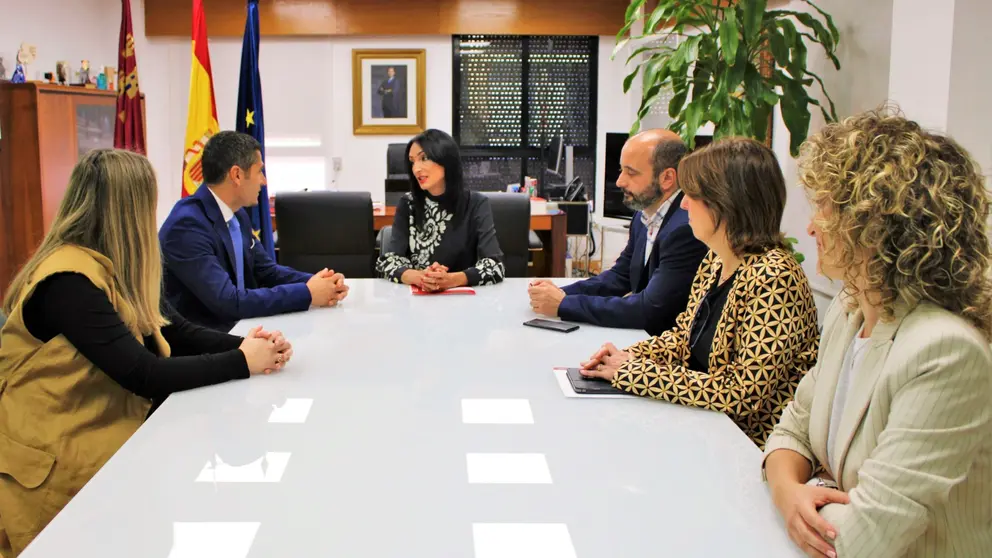 Reunión con representantes de la Fundación Junior Achievement