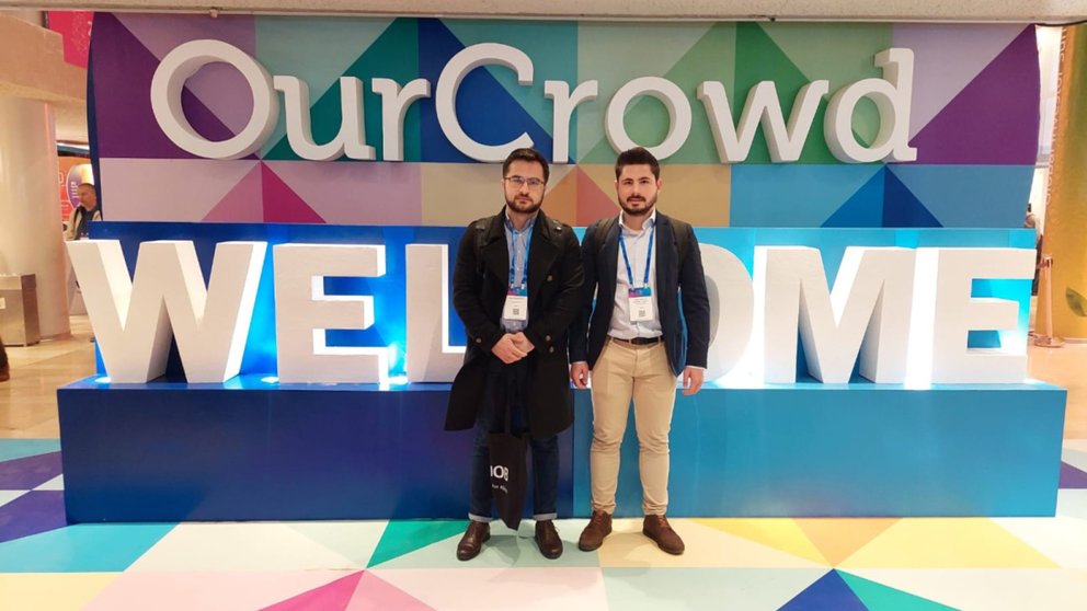 Beka Begiashvili y Víctor Campillo, ingenieros industriales por la UPCT, en un evento de financiación de startups al que asistieron en Israel.