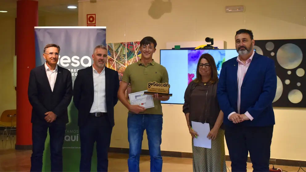 El ganador del premio junto a los miembros del jurado