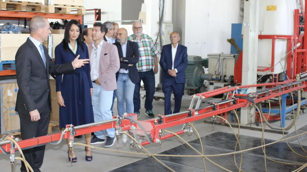 La consejera de Empresa, Economía Social y Autónomos, Valle Miguélez, durante la visita al Centro Tecnológico del Metal