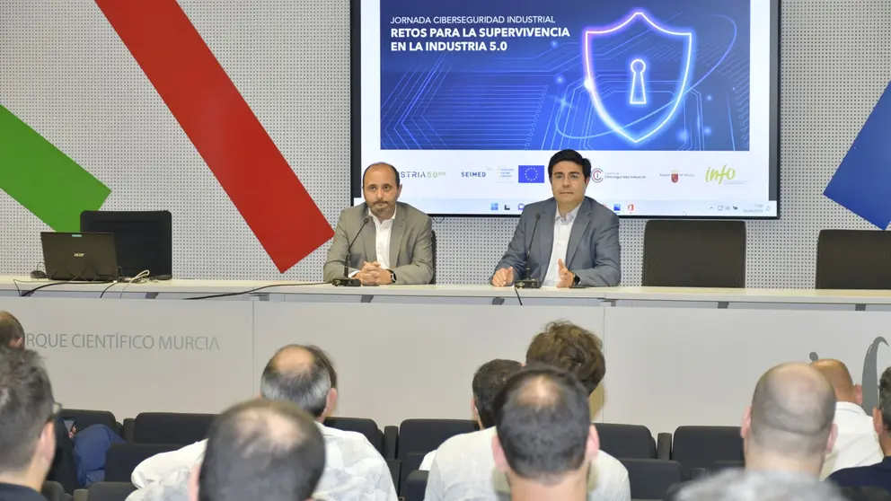 El director del INFO, Joaquín Gómez (i), durante la jornada de ciberseguridad.