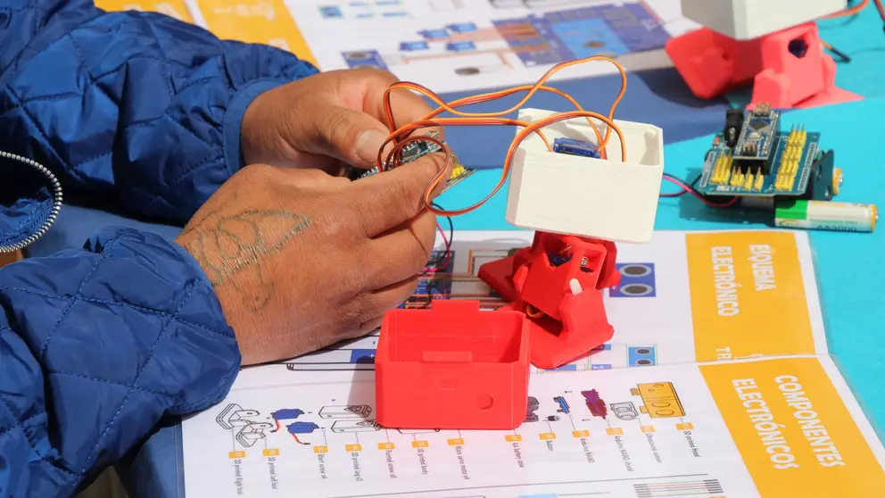 Estudiantes de EUt+ arreglan pequeños electrodomésticos, en un  hackathon/reparathon que se celebra en la UPCT