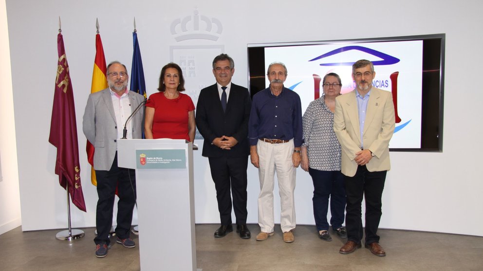Nueva junta de Gobierno de la academia de las Ciencias, junto al consejero Juan María Vázquez