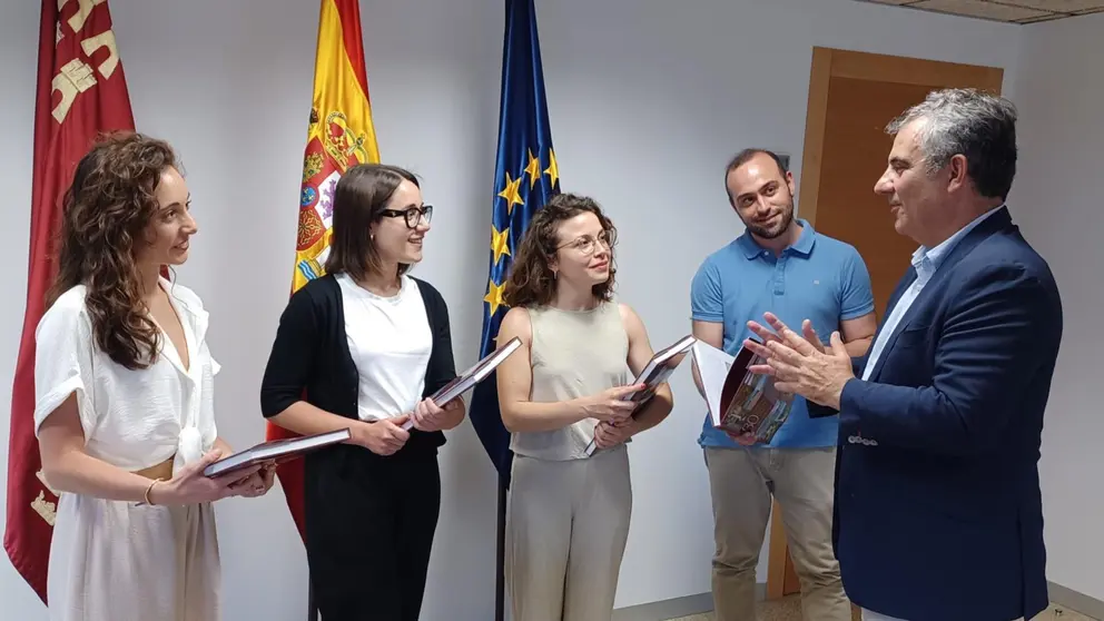 El consejero de Medio Ambiente, Mar Menor, Universidades e Investigación, Juan María Vázquez, departe con los cuatro jóvenes investigadores con estancias en la Región de Murcia (Foto: CARM)