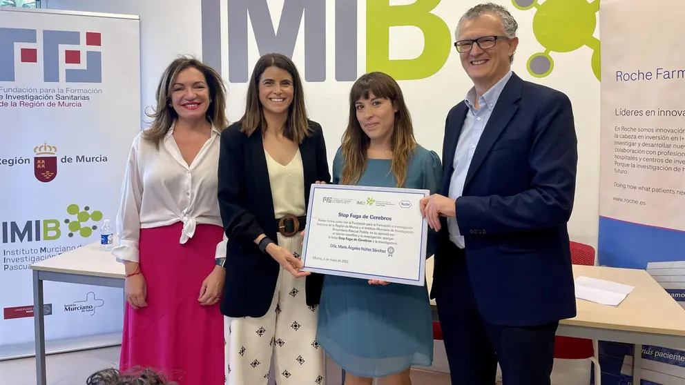 De izquierda a derecha, Fuensanta Martínez, directora de la Fundación para la Formación e Investigación Sanitaria; Beatriz Pérez, directora médica de Roche; María Ángeles Núñez, bioquímica del IMIB y becada y el consejero Juan José Pedreño (Foto: CARM)