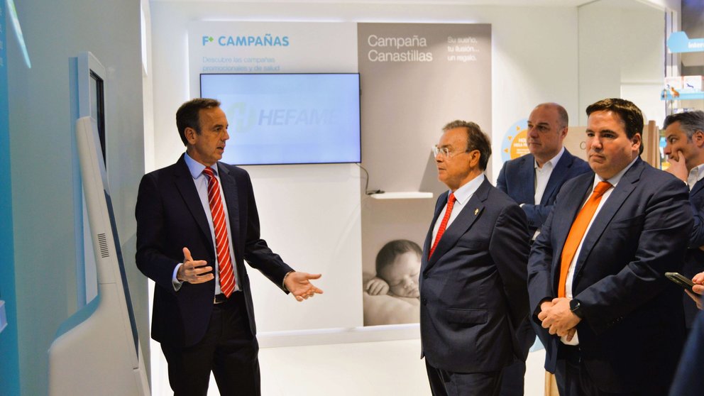 Javier López, CEO de Hefame, junto a Patricio Valverde, Alfonso Corbalán y el resto de miembros de la fundación Isaac Peral