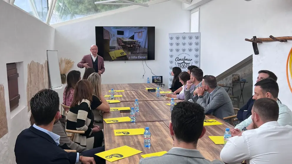 Ángel López Naranjo instruye a los miembros del Fórum de Jóvenes Amefmur