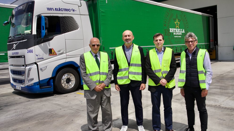 Estrella de Levante estrena camiones eléctricos con ‘cero emisiones’ para el transporte con carga y descarga automática en su centro logístico
