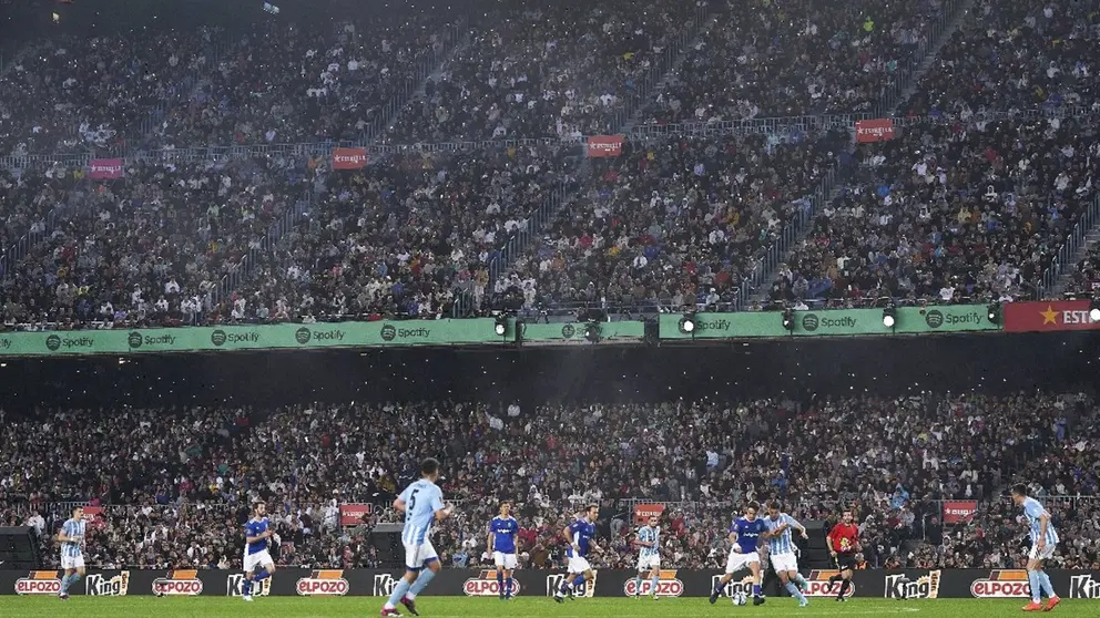 Un partido de la Kings League en el Camp Nou, con la publicidad de Elpozo King en las vallas