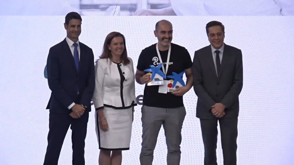 Antonio Sánchez Kaiser (2d) posa con los dos premios junto a responsables de Emprende XXI