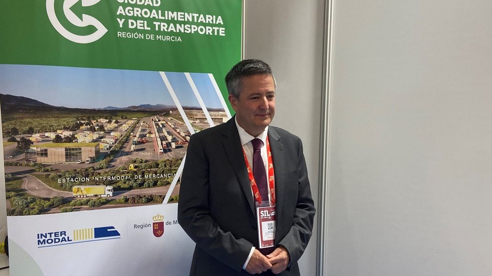 El secretario general de la Consejería de Fomento e Infraestructuras, Enrique Ujaldón, durante la presentación de la Ciudad Agroalimentaria y del Transporte en el SIL de Barcelona.