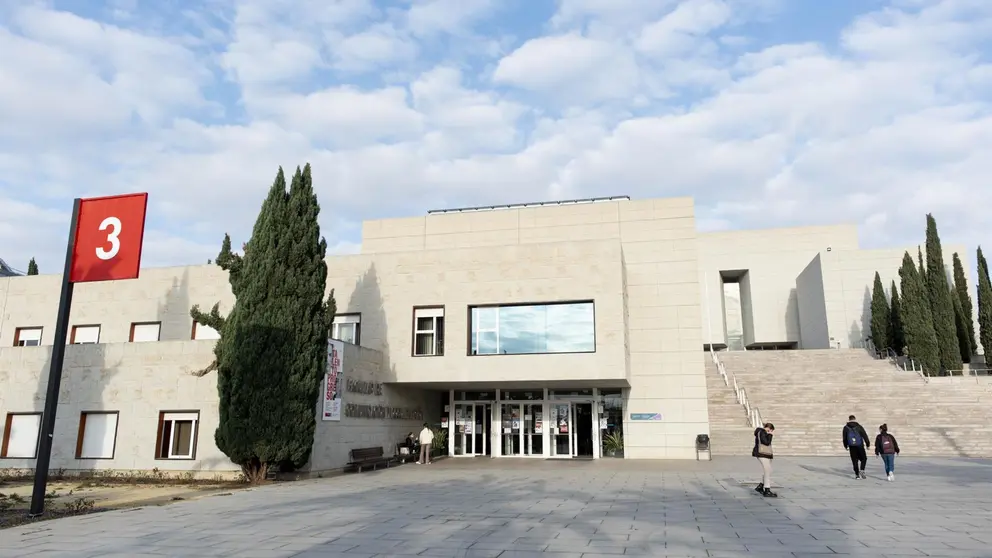 Fachada de la Facultad de Comunicación y Documentación de la Universidad de Murcia (UMU)