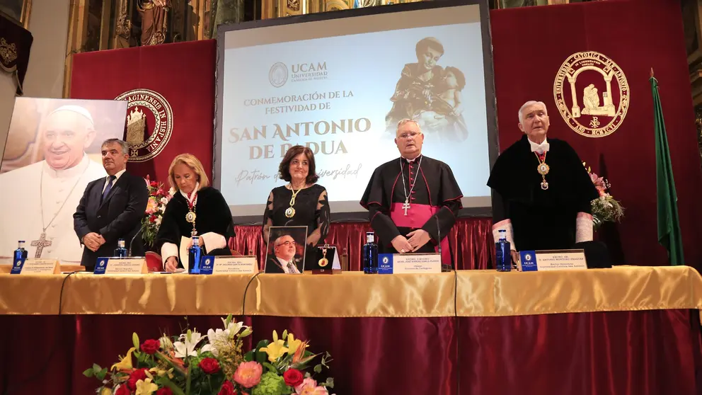 De izq. a der., el consejero Juan María Vázquez, la rectora Josefina García, la presidenta de la UCAM María Dolores García, el obispo Lorca Planes y el rector honorario, Antonio Montoro