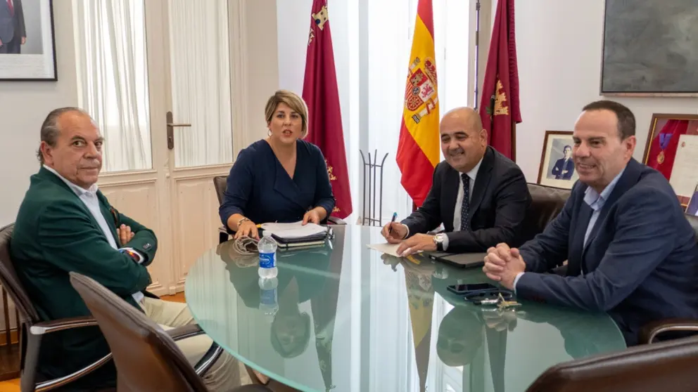 La alcaldesa, Noelia Arroyo, con representantes de la Cámara de Comercio.