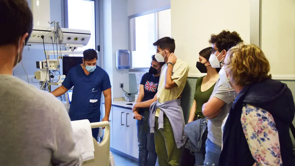 Estudiantes de Biomedica de la UPCT en su visita a la UCI del hospital Santa Lucia