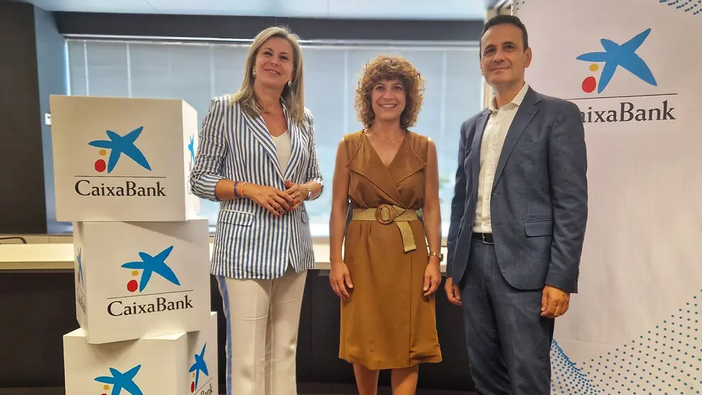 Encarna Ortiz (centro), flanqueada por Olga García Saz, directora territorial de Caixabank en Comunidad Valenciana y Murcia, y Juan Jesús Lozano, director de Caixabank en la Región