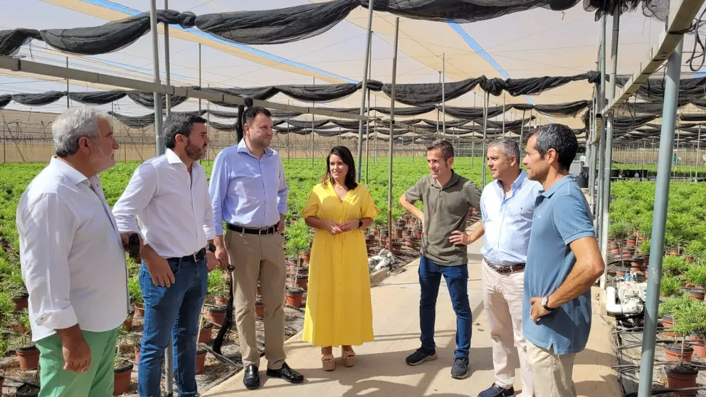 El consejero en funciones Antonio Luengo, durante su visita a La Pacheca Viveros.